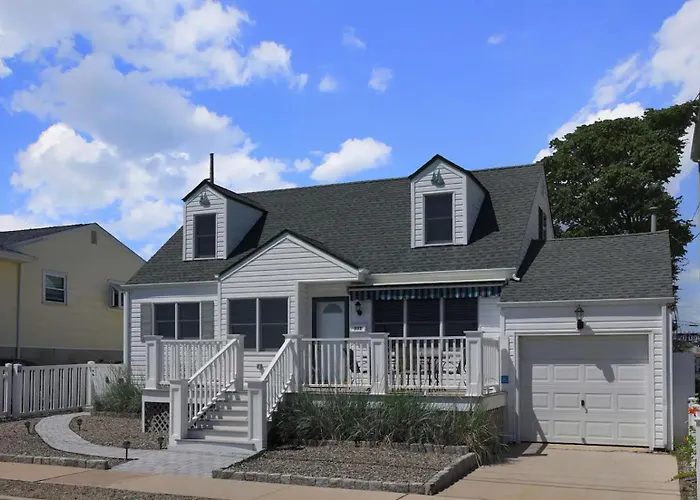 Island Time- Beautifully Renovated Bay View Home