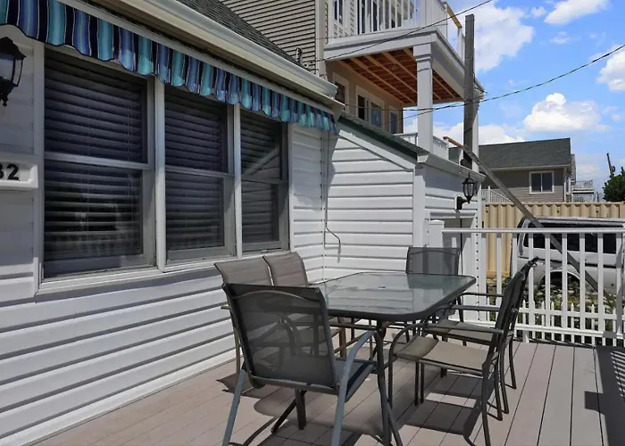 Island Time- Beautifully Renovated Bay View Home